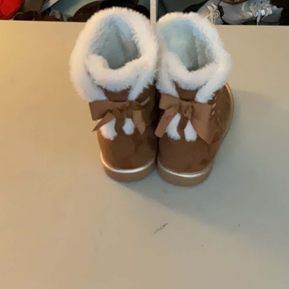EUC girls true craft boots with fur and bows on the back